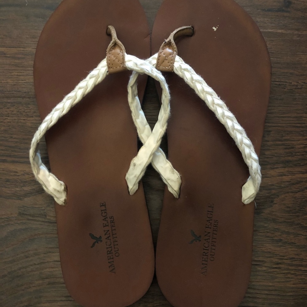 American Eagle Size 10 Flip Flops in Cream